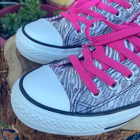🦓 Glittery Silver Metallic Zebra Striped Converse - Picture 13 of 16